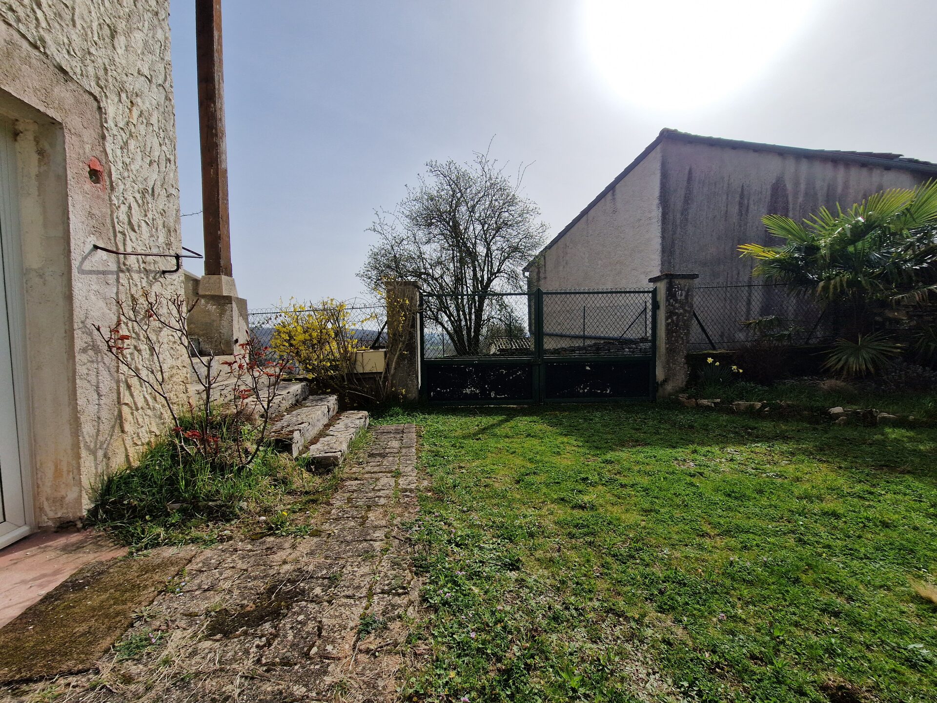 Dépendance et terrain extérieur du gîte L'Ammonite
