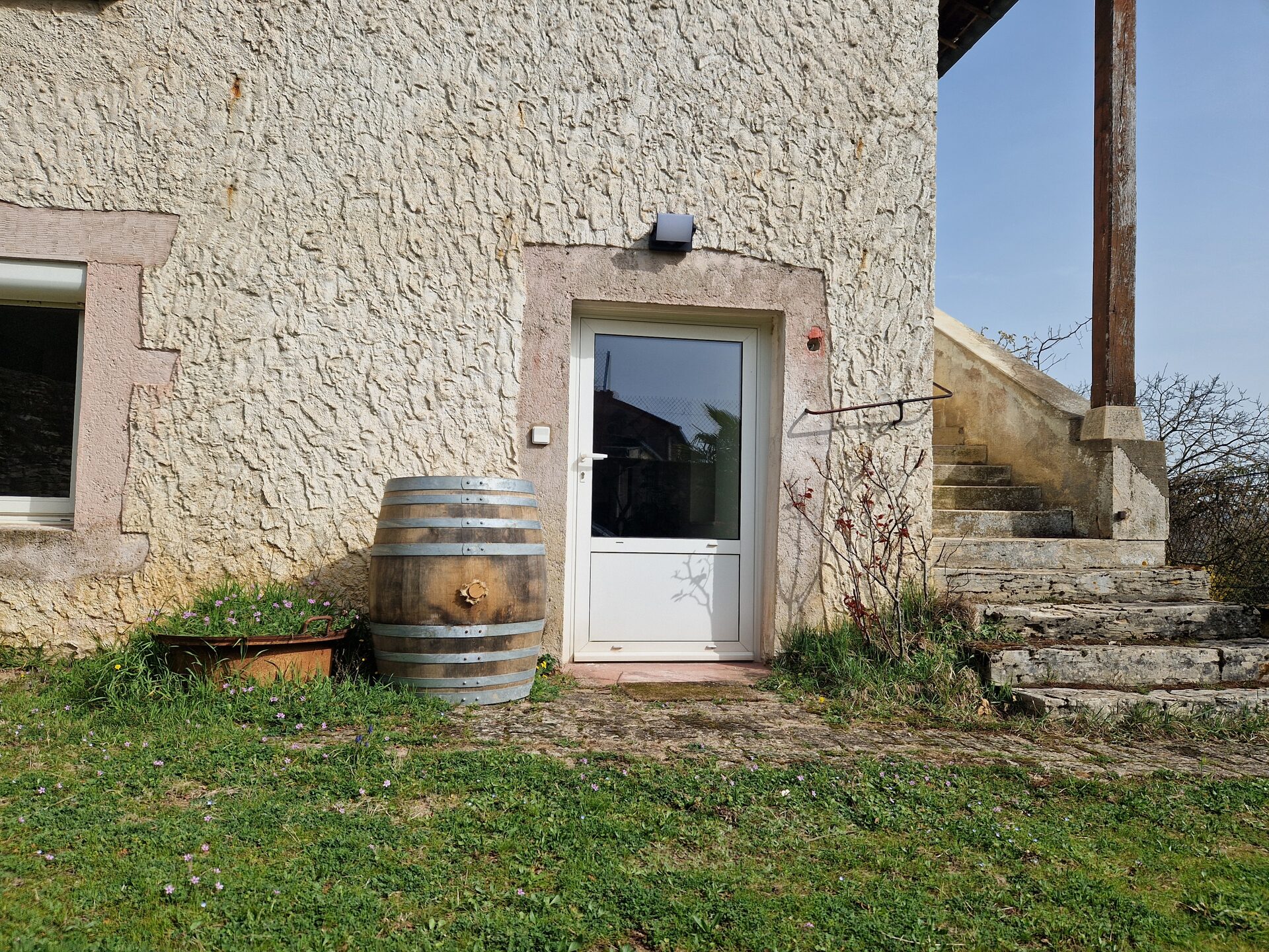 Entrée du gîte L'Ammonite avec tonneau de vin décoratif