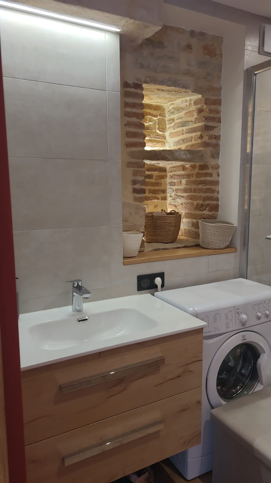 Plan vasque et miroir de la salle de bain du gîte L'Ammonite