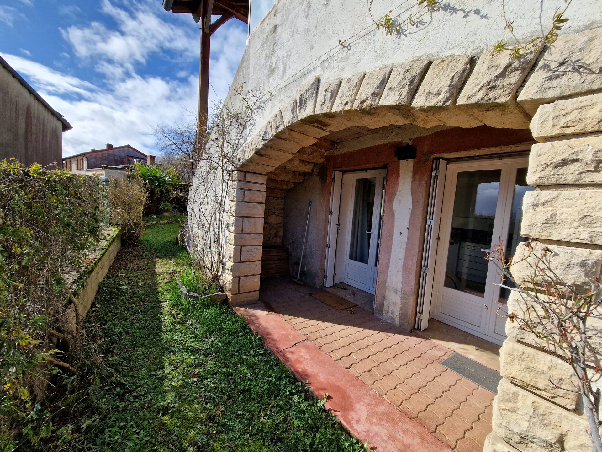 Galerie mâconnaise du gîte L'Ammonite — terrasse abritée avec vue sur la campagne