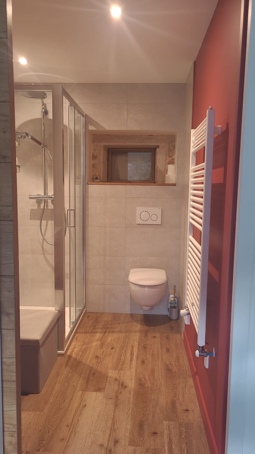 Salle de bain du gîte L'Ammonite — mur en brique et miroir