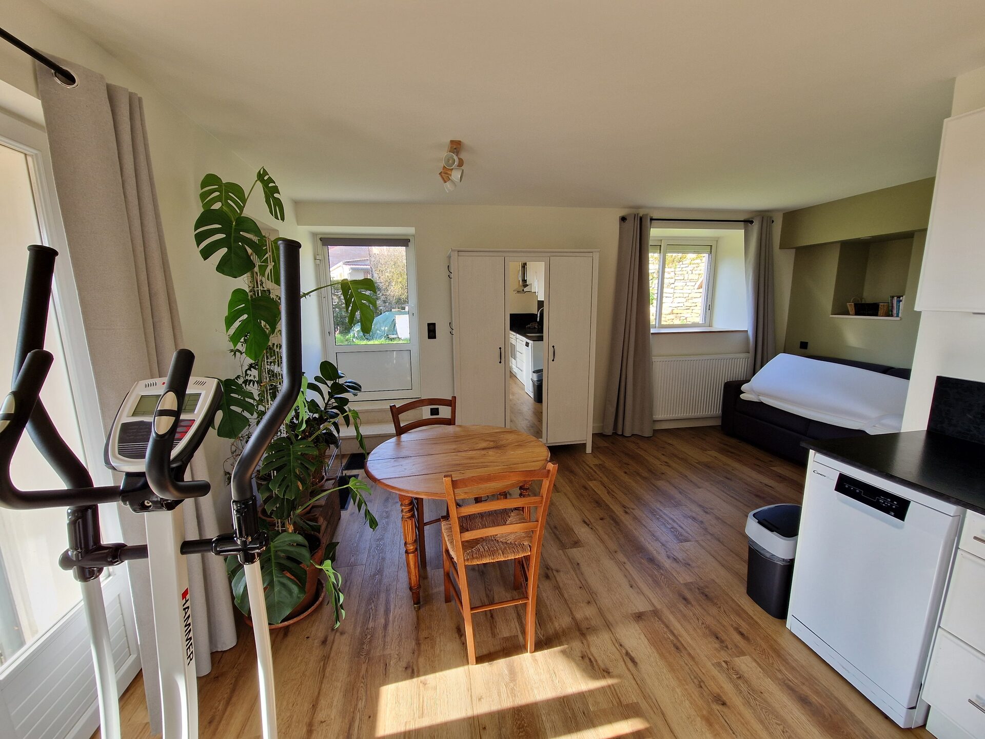 Salon et cuisine ouverte du studio L'Ammonite — espace lumineux et tout équipé