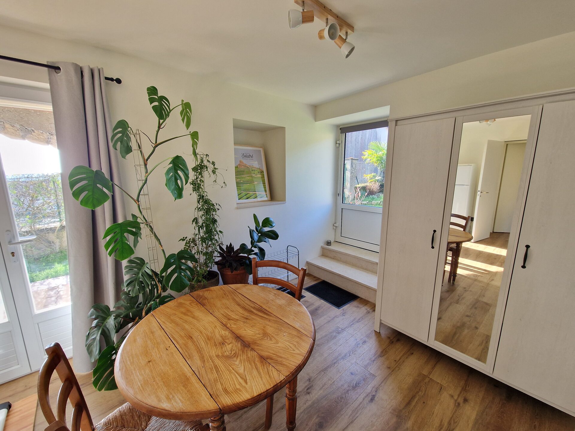 Espace de vie du studio L'Ammonite — coin repas et séjour