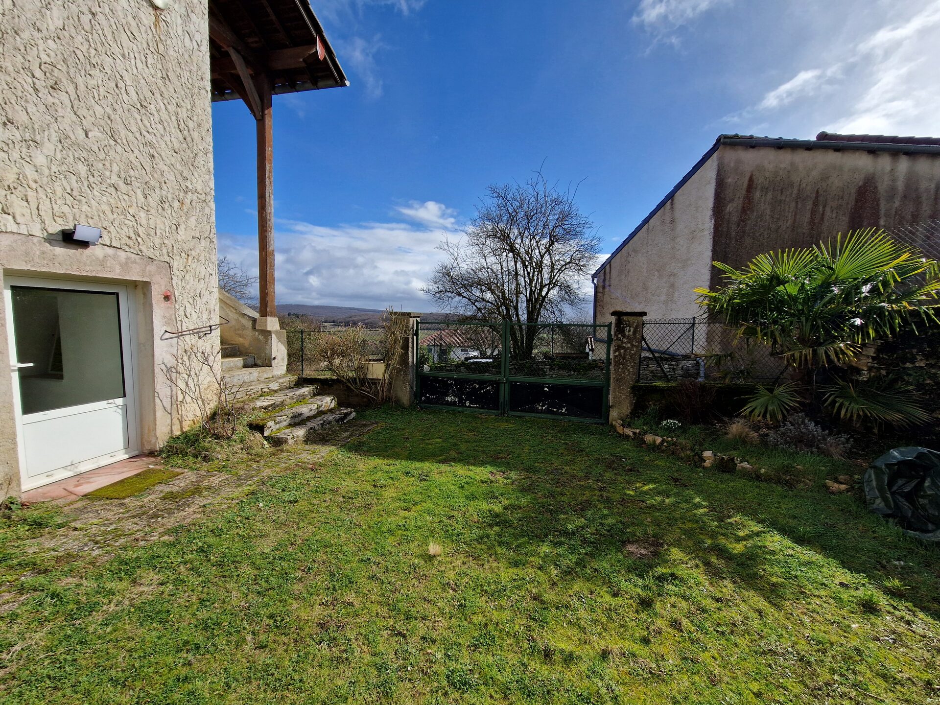 Terrasse du gîte L'Ammonite avec vue sur la campagne mâconnaise