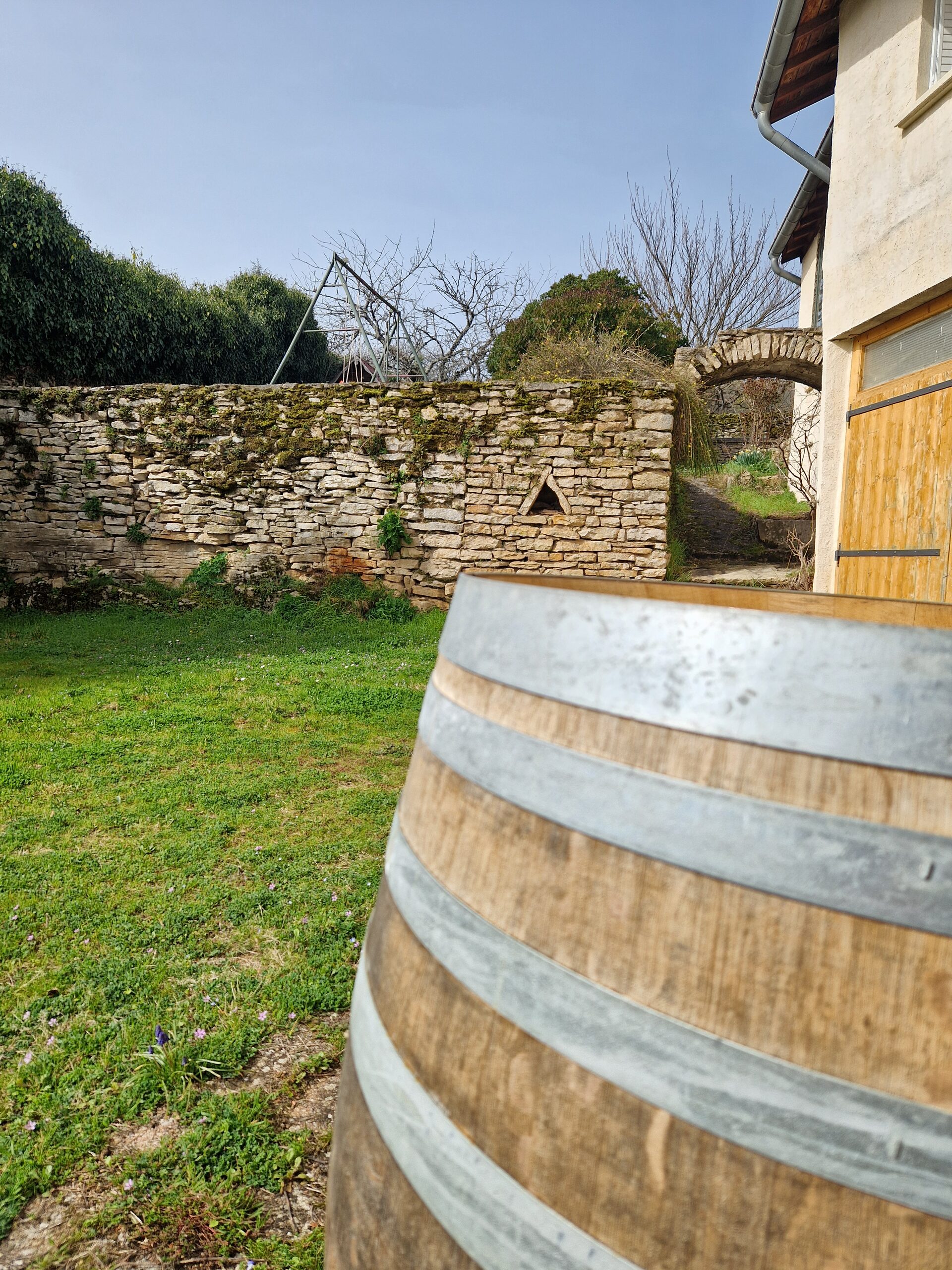 Tonneau de Bourgogne dans le jardin du gîte L'Ammonite